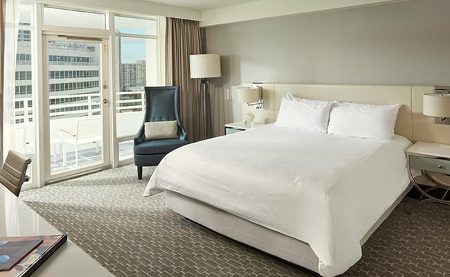 Fontainbleau - Bay View Guest room with Balcony King